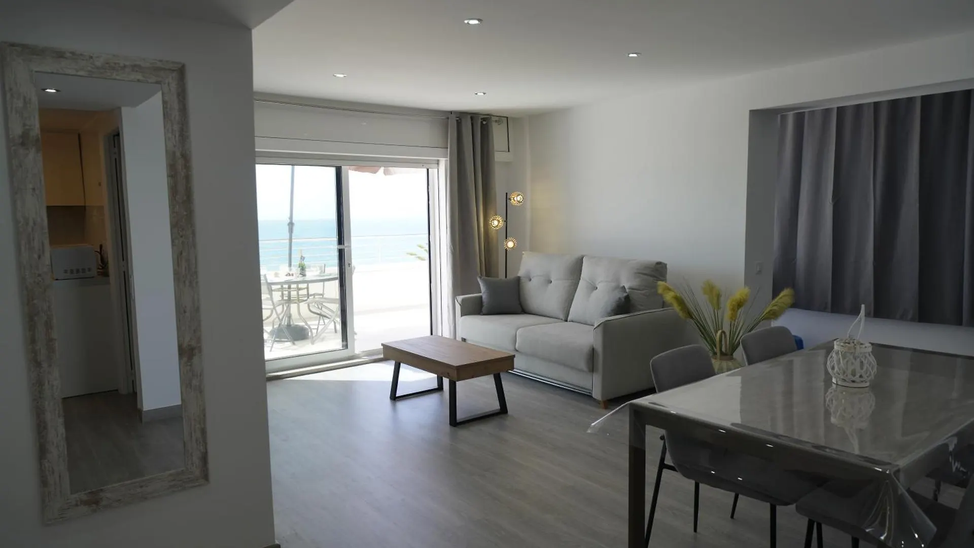 Apartamento Frente Al Mar Con Una Amplia Terraza Y Vistas A La Bahia Apartment Roses Spain
